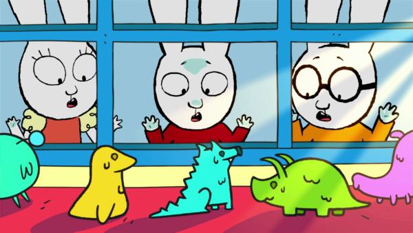 Bild 1 von 3: Vom Pausenhof aus beobachten Lou (l.), Simon (M.) und Ferdinand (r.) erschreckt, wie ihre Knetfiguren wegen der Sonne zu schmelzen beginnen.