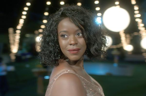 Bild 1 von 5: Akisa (Melissa Kiplagat), Chefin einer aufstrebenden Eventagentur, muss bei der PR-Veranstaltung von Eco Rock zeigen, dass sie ihr Metier beherrscht.