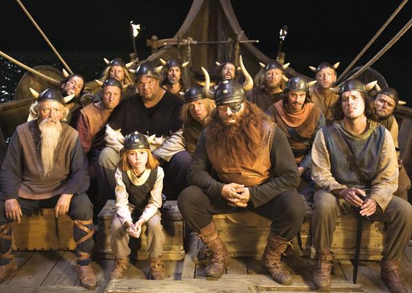 Bild 1 von 10: Im Bild: Die Wikinger aus Flake hissen die Segel, um die Kinder, die vom schrecklichen Sven entführt wurden, wieder zu befreien und begeben sich so in ein großes, spannendes Abenteuer auf hoher See: Urobe (Olaf Krätke, l.), Gorm (Mike Maas, 3.v.l.), Faxe (Jörg Moukaddam, 6.v.l.), Wickie (Jonas Hämmerle, 5.v.l.), Snorre (Christian A. Koch, M.), Halvar (Waldemar Kobus, 6.v.r.), Ulme (Patrick Reichel, 4.v.r.) und Tjure (Nic Romm, 2.v.r.).