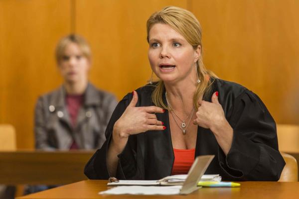 Bild 1 von 19: Ein neuer Fall wartet auf Danni Lowinski (Annette Frier) ...