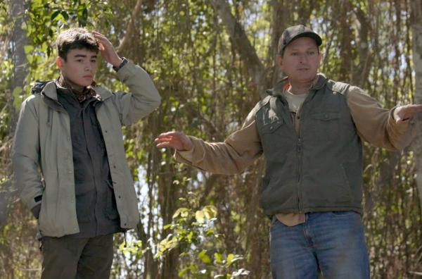 Bild 1 von 4: Jaguar-Experte Leandro und sein Sohn Tiago suchen im Pantanal nach geeigneten Stellen für Jaguarfallen, um wilde Jaguare mit GPS-Bändern zu versehen und so mehr über deren Lebensweise zu erfahren.