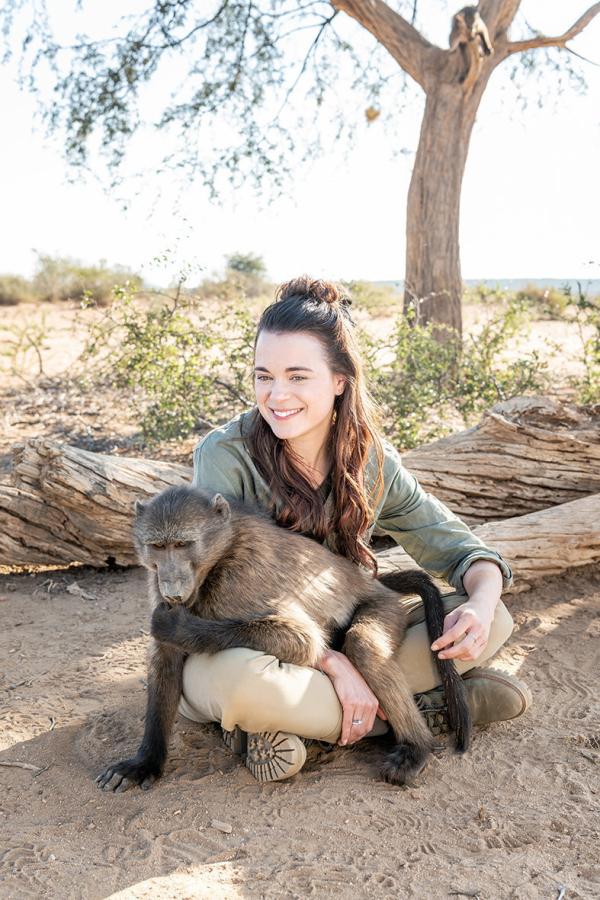 Bild 1 von 1: Es wird wild und witzig im Disney Channel! Im TIERDUELL treten unsere beiden Moderatoren Patricia und Jojo gegeneinander an, um knifflige Tierrätsel zu lösen! Immer abwechselnd stellen sie sich gegenseitig die Aufgabe, ein Tier anhand von drei charakteristischen Eigenschaften zu finden. Zum Beispiel: \