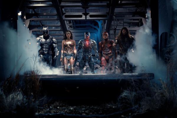 Bild 1 von 11: (v.l.n.r.) Bruce Wayne / Batman (Ben Affleck); Diana Prince / Wonder Woman (Gal Gadot); Cyborg / Victor Stone (Ray Fisher); Barry Allen / The Flash (Ezra Miller); Aquaman / Arthur Curry (Jason Momoa)