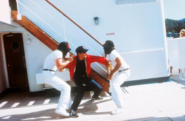 Bild 1 von 5: Ausgestattet mit allerlei technischem Schnickschnack machen sich Roscoe (Terence Hill, M.) und Doug als CIA-Agenten auf die Suche nach dem Oberbösewicht K1, der nichts Geringeres als die Zerstörung der Welt im Sinn hat ...