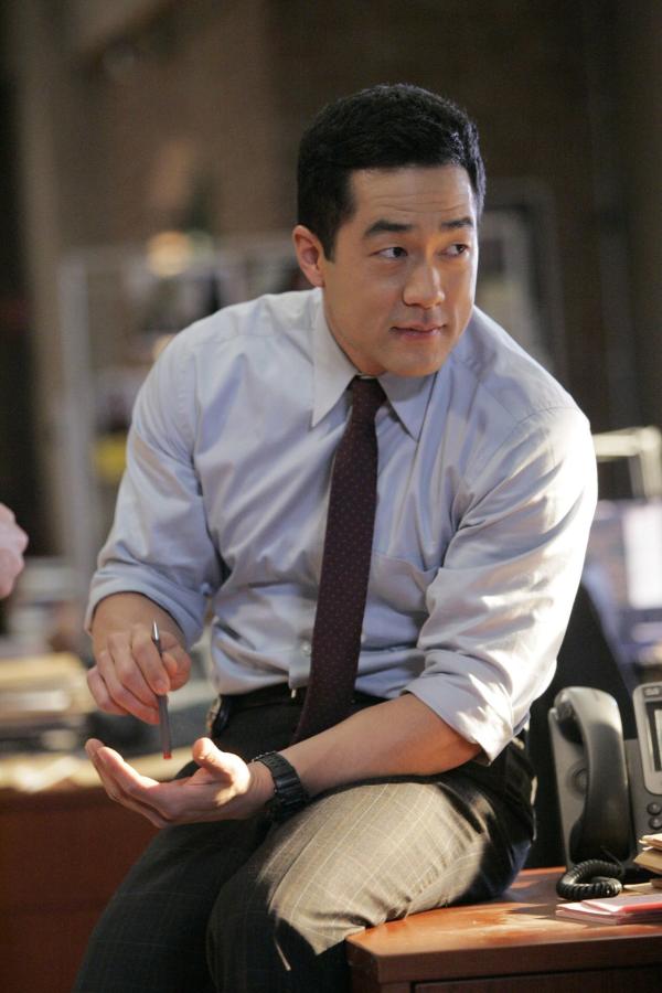 Bild 1 von 30: Die Ermittlungen laufen auf Hochtouren: Kendall (Tim Kang) und seine Kollegen versuchen alles um den Mörder von Ed Didrikson zu fassen ...