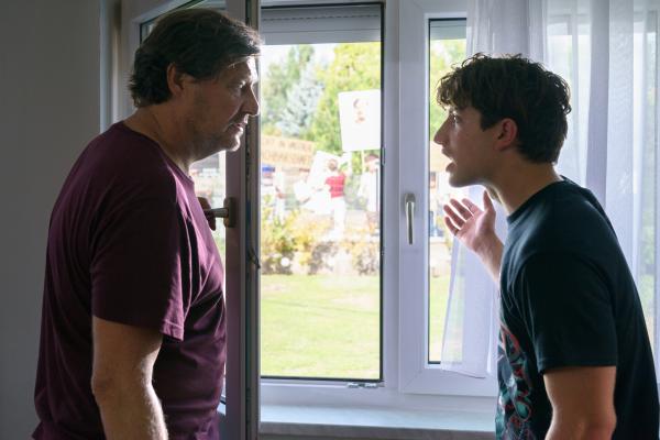 Bild 1 von 4: Lukas Polmer (Imre Lichtenberger, r.) und sein Vater Gernot Polmer (Harald Windisch, l.) haben Angst, dass die Nachbarn immer aggressiver werden.