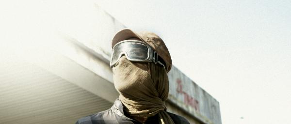 Bild 1 von 9: Phillip (Lars Eidinger) sieht sich angesichts der extremen Weltlage als Mann in der Pflicht, aber täuscht sich mit diesem klischeehaften Rollenbild selbst.