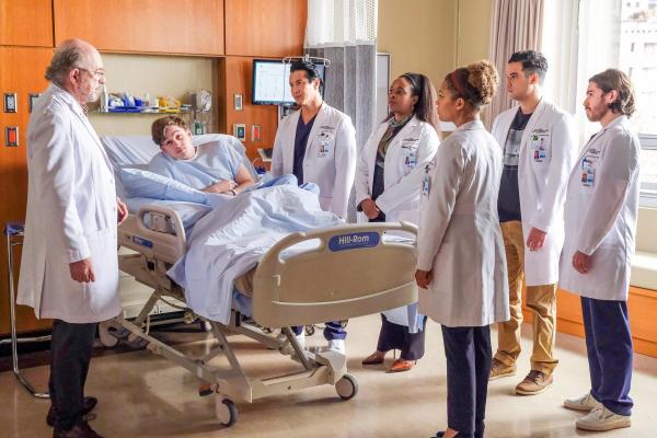 Bild 1 von 42: Im Bild (v.li.): Richard Schiff (Dr. Aaron Glassman), Michael Taylor (Jeff Williams), Will Yun Lee (Dr. Alex Park), Bria Henderson (Dr. Jordan Allen), Antonia Thomas (Dr. Claire Browne), Brian Marc (Dr. Enrique 'Ricky' Guerin), Noah Galvin (Dr. Asher Wolke).