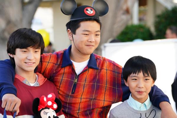 Bild 1 von 11: (v.l.n.r.) Emery Huang (Forrest Wheeler); Eddie Huang (Hudson Yang); Evan Huang (Ian Chen)
