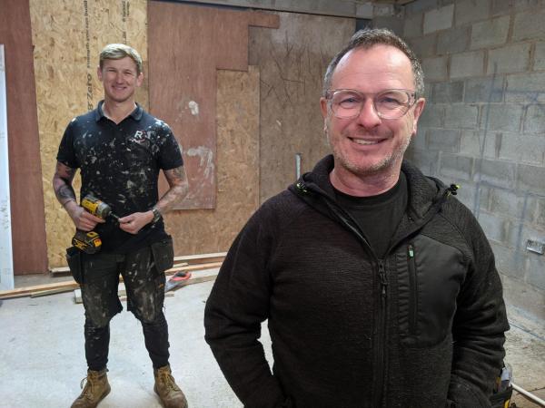 Bild 1 von 1: Lewis (l.); Mark Millar (r.)