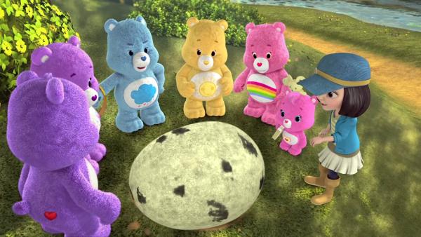 Bild 1 von 4: Rita und die Glücksbärchis bestaunen ein riesiges Ei.