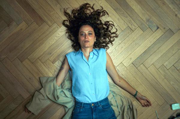 Bild 1 von 1: Anna Romano (Gaia Messerklinger) wacht in der Villa der Herzogin auf, nachdem sie unter Drogen gesetzt wurde.