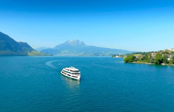 Bild 1 von 7: Der Vierwaldstättersee mit einem Kreuzfahrtschiff.