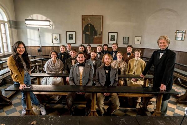 Bild 1 von 6: Chemie ist Show: Mai Thi Nguyen-Kim mit Justus Liebig (Michael Kessler) in der Showvorlesung des Professors.