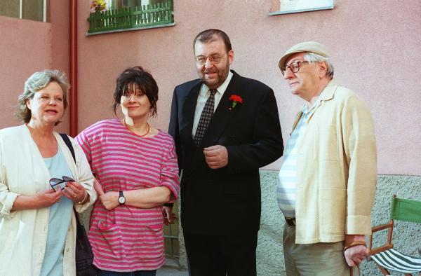 Bild 1 von 6: Im Bild (v.li.): Marianne Mendt (Gitti Schimek), Brigitte Swoboda (Frau Koziber), Götz Kauffmann (Rudi Gneisser), Walter Langer (Herr Kudrnac).