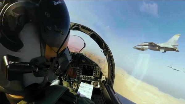 Bild 1 von 2: Im Cockpit der Eurofighter sitzen absolute Spezialisten.