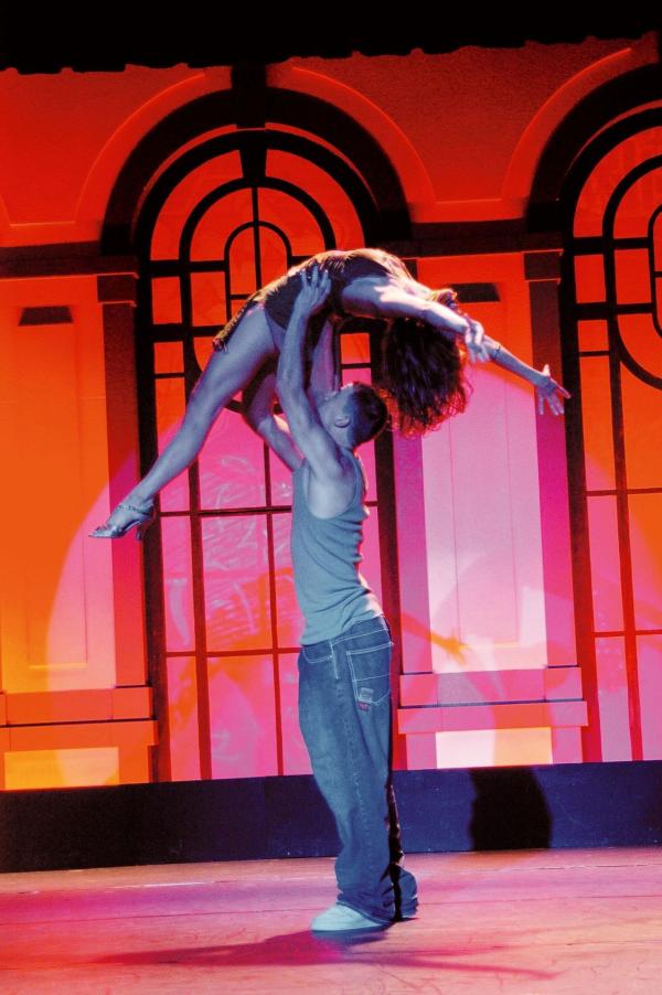 Bild 1 von 19: Trotz ihrer völlig unterschiedlichen Herkunft und Lebenseinstellung gelingt es Tyler (Channing Tatum, stehend) und Nora (Jenna Dewan, schwebend) eine Choreographie zu erarbeiten, die ihre beiden unterschiedlichen Tanzstile zusammenführt ...