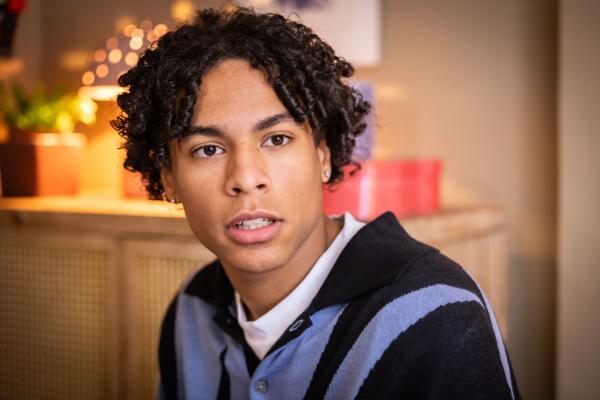 Bild 1 von 8: Ein schwerer Gang steht Elias (Junes Callaert) bevor. Er muss seiner Mutter beichten, dass er mit Medizin nichts anfangen kann. Ist jetzt der richtige Moment?