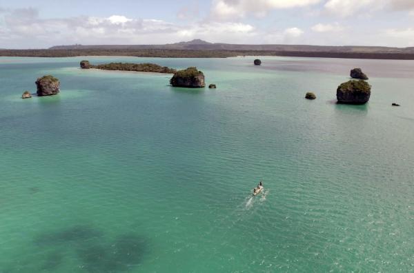 Bild 1 von 3: Mit einer Fläche von mehr als 24.000 Quadratkilometern gilt die Lagune von Neukaledonien als die größte der Welt.