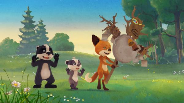 Bild 1 von 3: Um den Waldgeist zu erschrecken ziehen Luis, Emmie und Rosie singend durch den Wald.