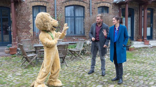 Bild 1 von 10: Um hinter Maik Zarnows Geheimnis zu kommen, begeben sich die Kommissare Lars Pöhlmann (Dominic Boeer, M.) und Karoline Joost (Nike Fuhrmann, r.) auf eine Veranstaltung der Furry-Szene in Wismar. Sie befragen den Leiter der Veranstaltung, Prinz Paranimal (Maximilian Klas, l.). Hält sich der wahre Täter etwa im Fursuit unter den Gästen auf?