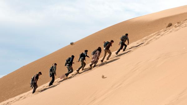 Bild 1 von 6: homas, Teresa und die übrigen Überlebenden haben das Labyrinth hinter sich gelassen, doch ihre Flucht führt sie direkt in die Brandwüste, eine endlose, glühend heiße Ebene vor den Toren des zerstörten Labyrinths.