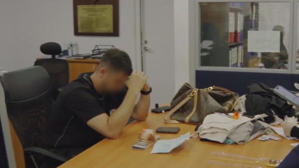 Bild 1 von 3: Ein Verdächtiger wird im Büro der chilenischen Anti-Drogenbrigade verhört - Geldscheine und persönliche Gegenstände liegen bereits auf dem Tisch.