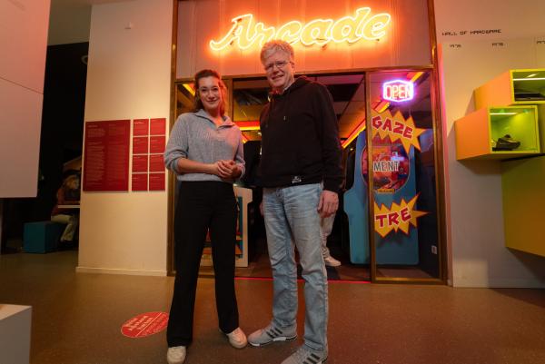 Bild 1 von 2: Jeder Mensch spielt - Lisa Budzinski trifft den Spieleforscher Prof. Jens Junge im Computerspielemuseum in Berlin.