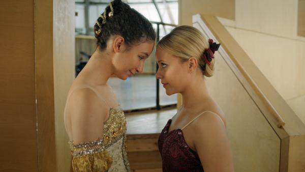 Bild 1 von 10: Lena (Jessica Lord, re.) und Ines (Eubha Akilade, li.) sprechen sich Mut zu für die bevorstehende Ballettprüfung.
© ZDF/2020 - Cottonwood Media/Opéra national de Paris - Honorarfreie Verwendung gemäß AGB im redaktionellen Zusammenhang mit genannter Sendung bei Nennung \