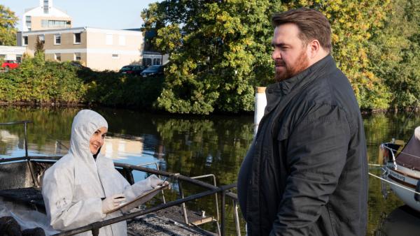 Bild 1 von 7: Dr. Aligheri (Nagmeh Alaei) spricht mit Weyer (Tristan Seith) über die Leiche.