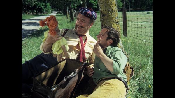 Bild 1 von 3: Donner-Karlsson (Hans Clarin, r.) und Bloom (Paul Esser, l.) liegen im Straßengraben und zählen Pippi Langstrumpfs Goldstücke.