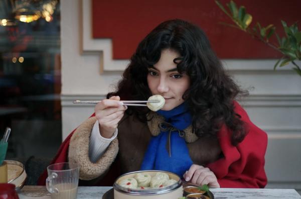 Bild 1 von 4: In einem Berliner Restaurant kostet Lucie wunderschön geformte Momos aus Nepal.