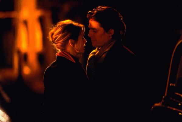 Bild 1 von 11: Hat Bridget Jones (Renée Zellweger, l.) endlich ihren Traummann gefunden? Daniel Cleaver (Hugh Grant, r.) verführt sie jedenfalls nach allen Regeln der Kunst ...