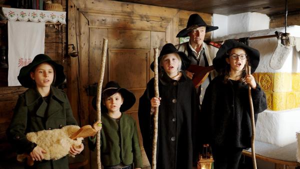 Bild 1 von 7: Im Bild: Klöpflsänger Stefan Dengg mit Enkelkindern.