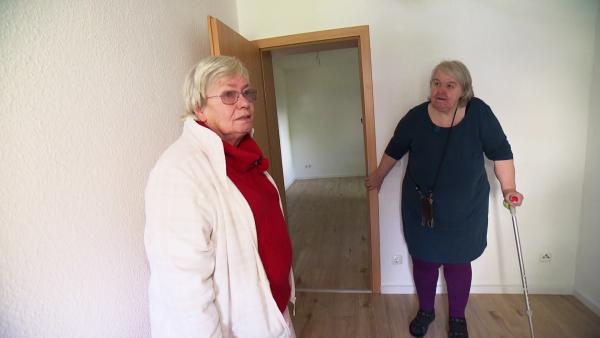 Bild 1 von 4: Elke (72) nimmt zur Wohnungsbesichtigung ihre beste Freundin Dagmar mit