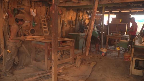 Bild 1 von 6: In Schreinereien und Werkstätten verdienen die Häftlinge sich ein paar Bolivianos dazu.