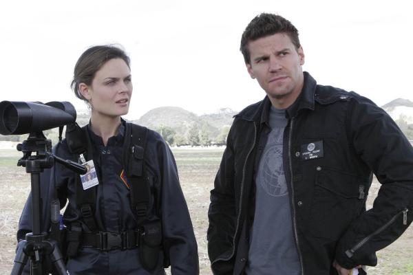 Bild 1 von 14: Dr. Brennan (Emily Deschanel, l.); Booth (David Boreanaz, r.)
