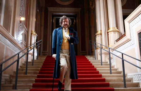 Bild 1 von 3: Die Ringstraße war der Platz der Neureichen - alter Adel und altes Geld drehten sich meistens weg von dieser grellen Kulisse. Und doch gab es sie, die gesetzten Aristokraten, die sich hier niederließen: vom Habsburger Erzherzog Ludwig Viktor über die Württembergs bis zu den Coburgs, letztere kamen freilich noch, als die Stadtmauer stand. Und es war die Stunde der heimischen Geschäftsleute: Heinrich Drasche belieferte die Ringstraße exklusiv mit Ziegeln und wurde der Ziegelbaron dieser Ära. Im Verein mit ihm wurde der Architekt Theophil Hansen groß und schrieb sich mit seinen Bauten am Ring in die Ewigkeit ein. Im Bild: Wertheim war ein typischer \