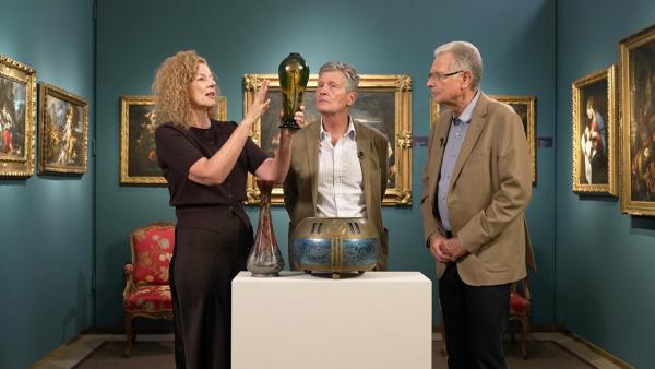 Bild 1 von 12: Im Bild: Magda Pfabigan, Karl Hohenlohe und Herbert Fechter begutachten Vasen aus dem Nachlass von Otto Schenk.