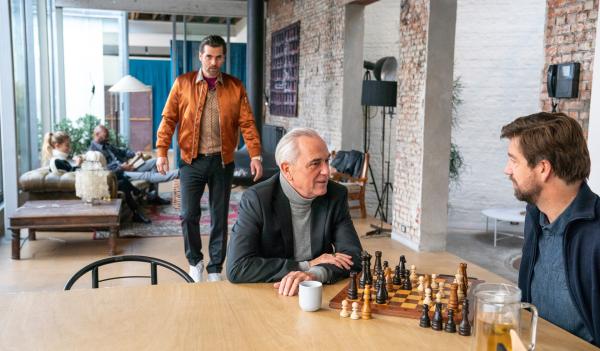 Bild 1 von 5: Alidor Van Praet (Gene Bervoets, M.) fordert seine Bandenmitglieder Bart (Koen De Graeve, r.) und Prince (Manuel Broekman, 3.v.l.) nicht nur im Schachspiel heraus. Bei seinem neuen Plan sind auch seine Tochter Ada (Ella-June Henrard, l.) und Souleymane (Claude Musungayi, 2.v.l.) dabei.