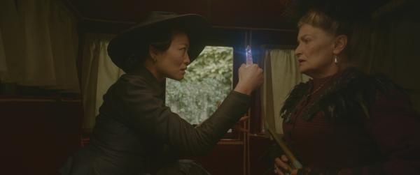 Bild 1 von 3: Miss Krait ( Momo Yeung) hypnotisiert Lady Throckmorton (Estrid Barton).