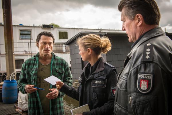 Bild 1 von 10: Franzi (Rhea Harder-Vennewald, M.) und Hans (Bruno F. Apitz, r.) setzen Lemmi (Stefan Weinert, l.) unter Druck. Sie wollen von ihm wissen, wo sie seinen früheren Komplizen Marek finden können.