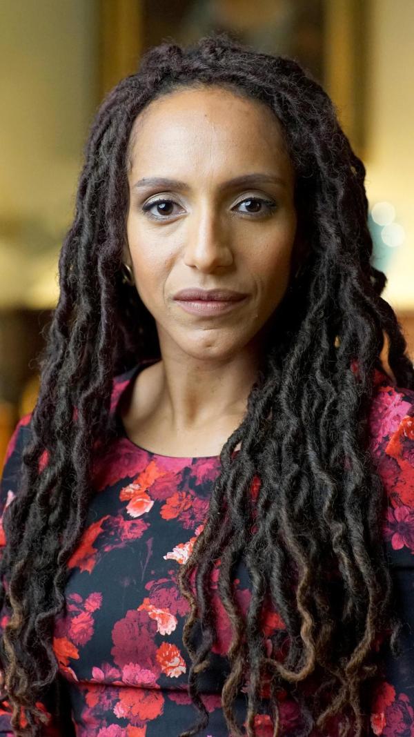 Bild 1 von 5: Im Bild: Die britische Journalistin Afua Hirsch beschäftigt sich schon lange mit der Rolle der Monarchie in der britischen Gesellschaft und Politik.