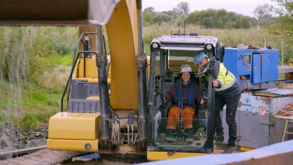Bild 1 von 1: Mit Baggerfahrer Markus befreit Marina die Ufer der Havel von den unnatürlichen Steinbefestigungen.