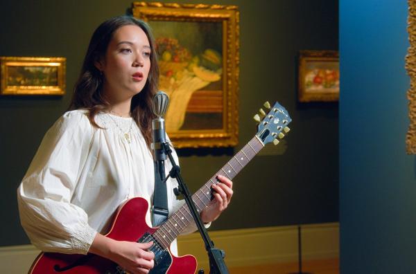 Bild 1 von 3: Als bekennende Kunstliebhaberin und Museumsgängerin präsentiert Laufey nur zu gern inmitten von Kunstwerken Songs aus ihren zwei Studioalben.