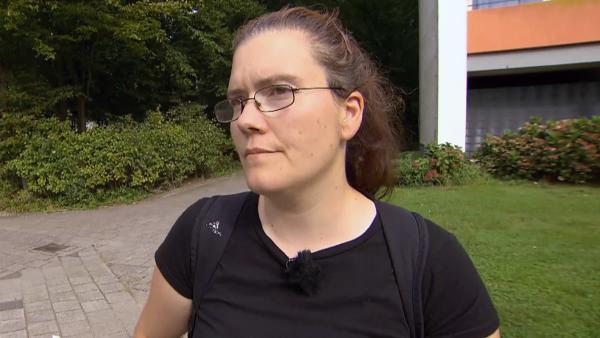 Bild 1 von 1: Sabrinas Auszug aus ihrer Schimmelwohnung steht kurz bevor und sie will vorher noch ihre Möbel verkaufen.