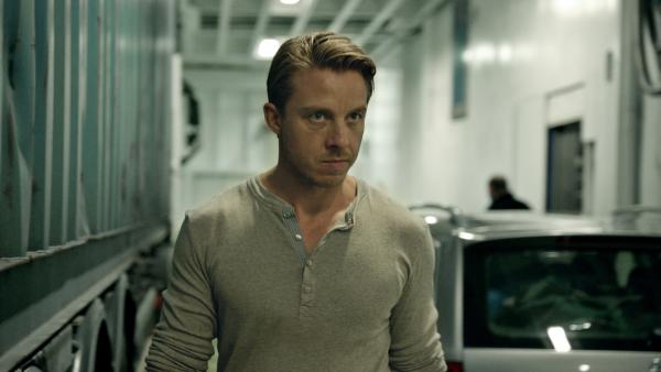 Bild 1 von 5: Philip (Johannes Lassen) hat es mit einem Sprung gerade noch auf die Fähre geschafft und verfolgt die Entführer.