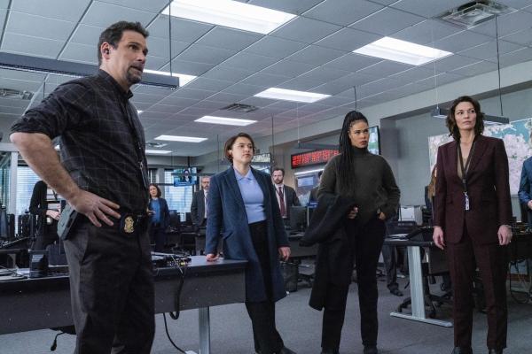 Bild 1 von 6: (v.l.n.r.) FBI ASAC Jubal Valentine (Jeremy Sisto); Special Agent Hana Gibson (Keisha Castle-Hughes); Special Agent Sheryll Barnes (Roxy Sternberg); FBI SAC Isobel Castille (Alana De La Garza)