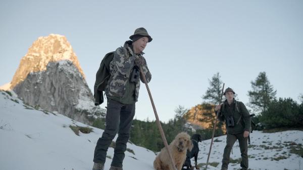 Bild 1 von 10: Im Bild: Hans und David Putz auf der Pirsch.