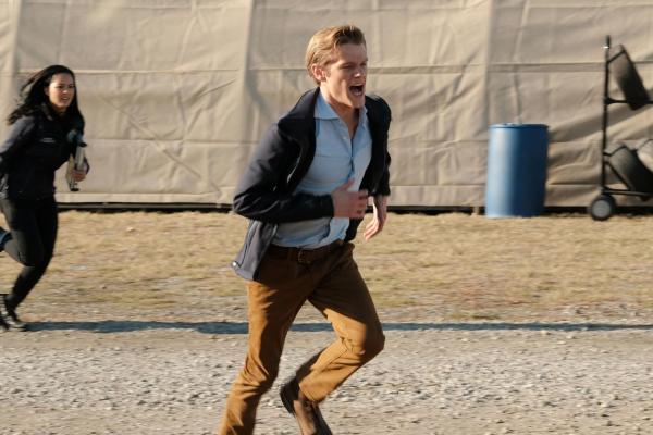 Bild 1 von 10: (v.l.n.r.) Riley Davis (Tristin Mays); Angus MacGyver (Lucas Till)